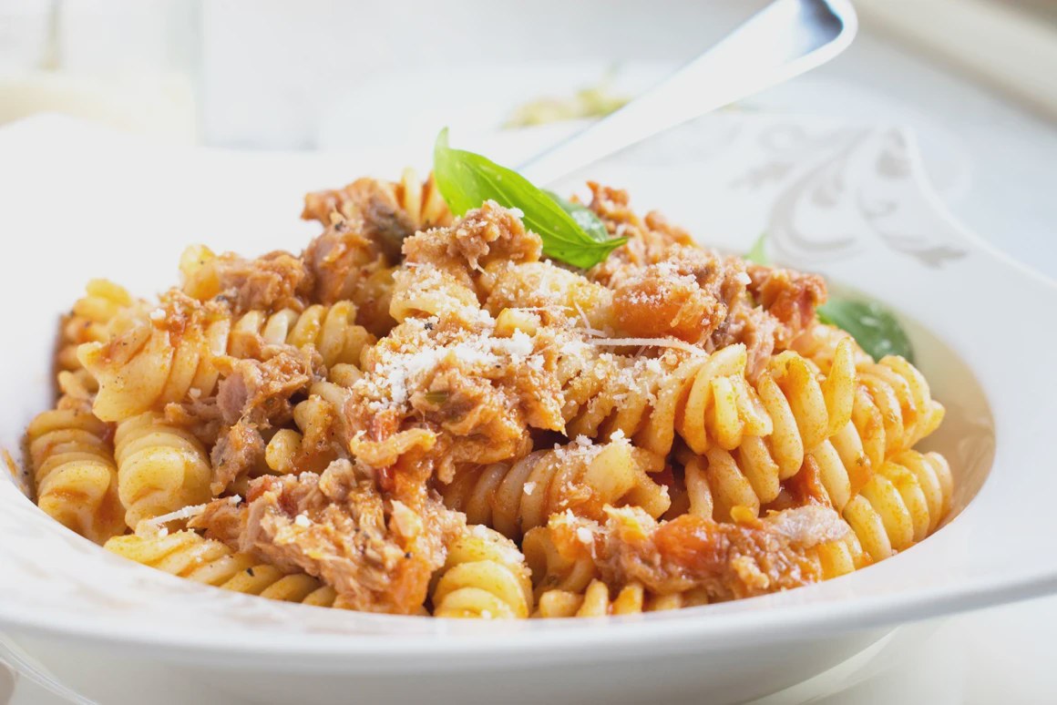 Fusilli mit Thunfisch-Tomatensauce