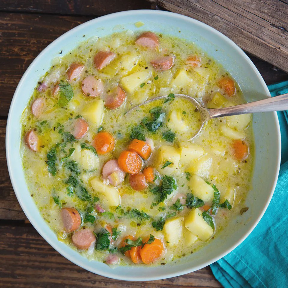 Omas Kartoffelsuppe mit Würstchen