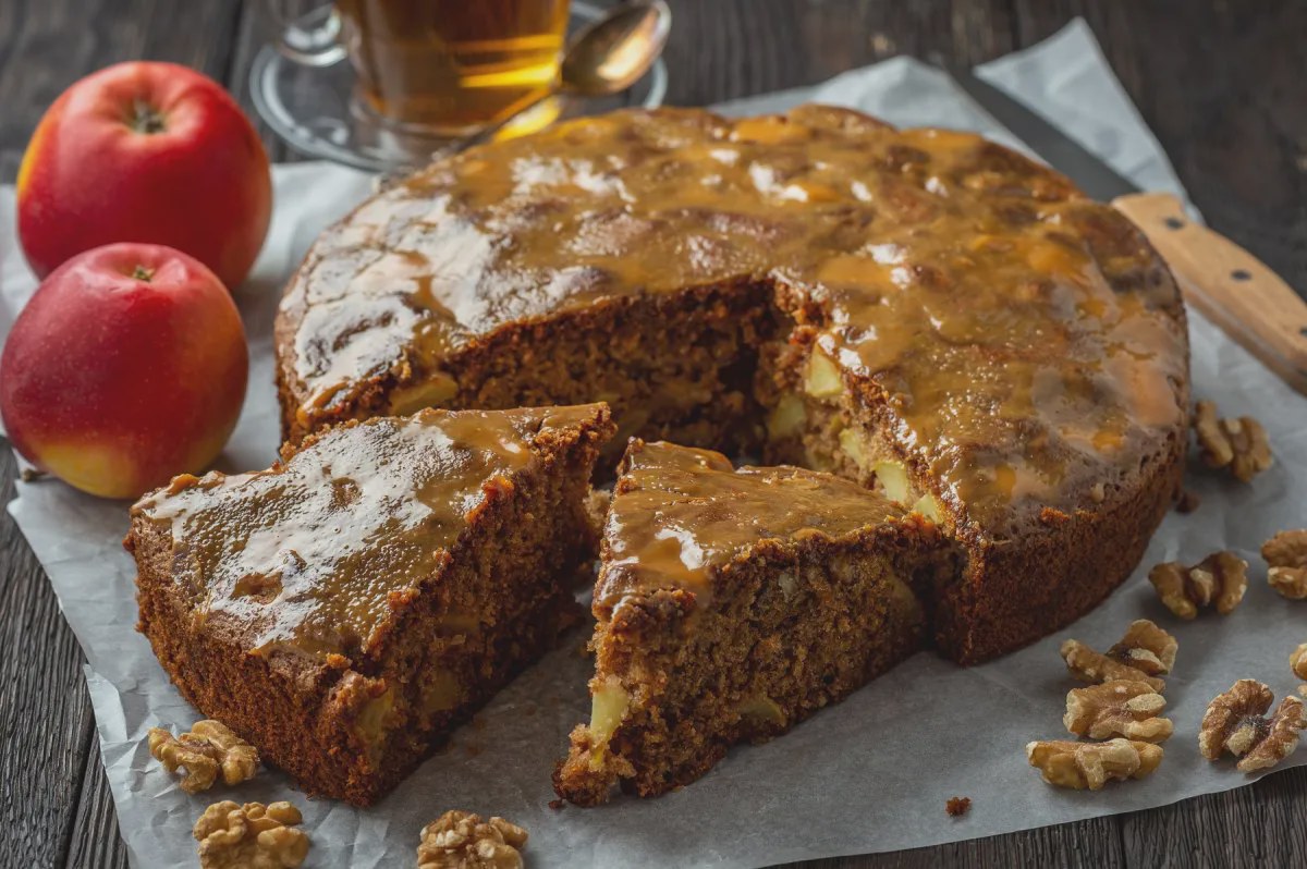Apfel-Walnusskuchen mit Toffee-Haube