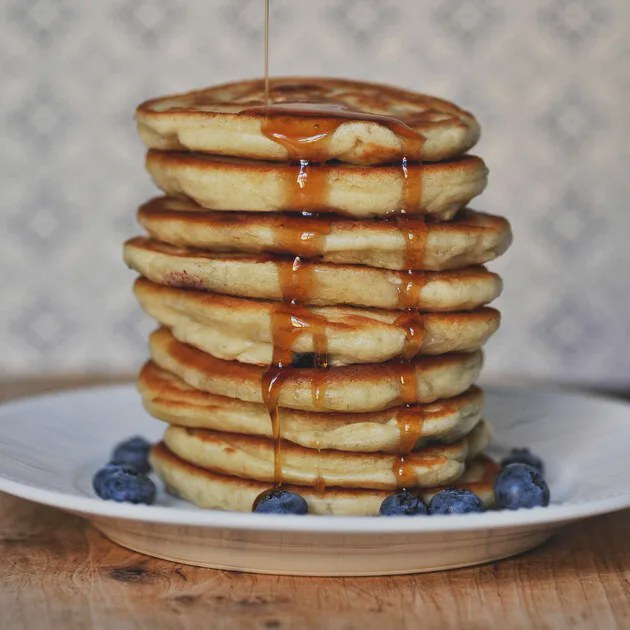 Pancakes mit Bananen und Heidelbeeren