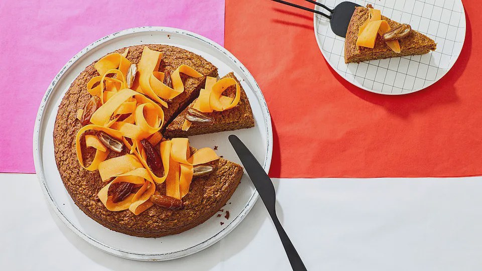 Saftiger Karottenkuchen mit Mandeln und Datteln